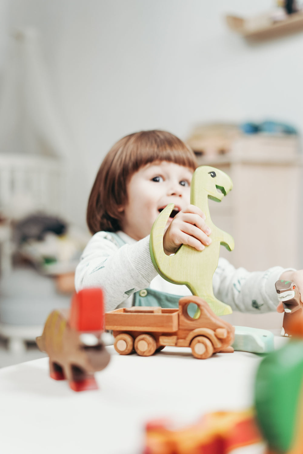 Kind spielt mit Spielsinne Lernspielzeug