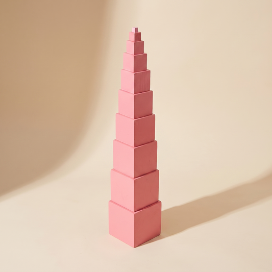 Rosa Turm von Spielsinne mit zehn rosa Würfeln in abgestuften Größen