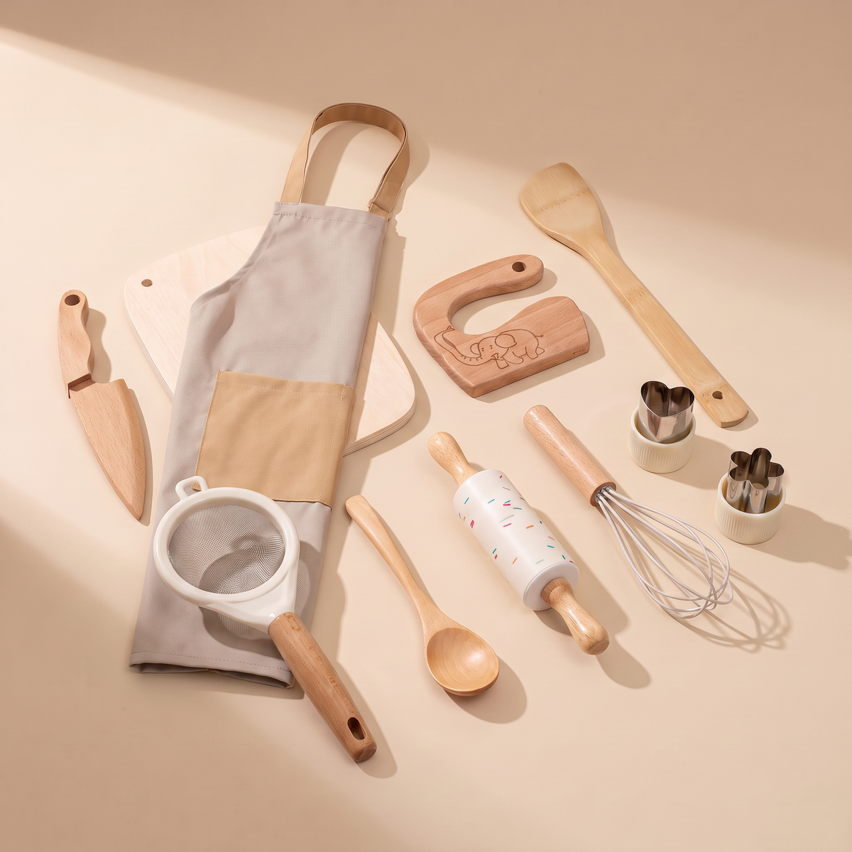 Stufe Klein: Kinder-Küchenset aus Holz mit Schürze