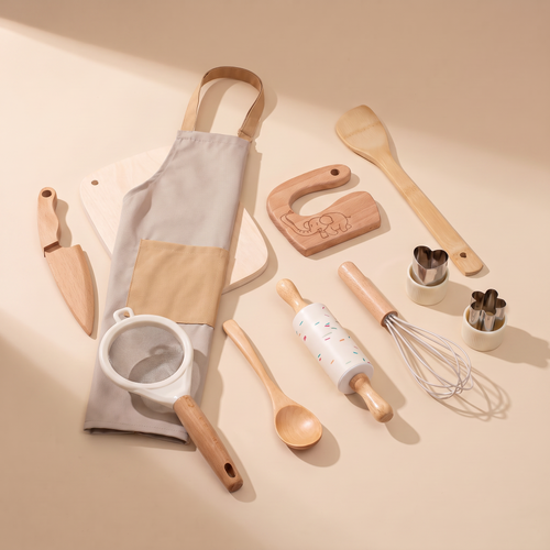 Stufe Klein: Kinder-Küchenset aus Holz mit Schürze