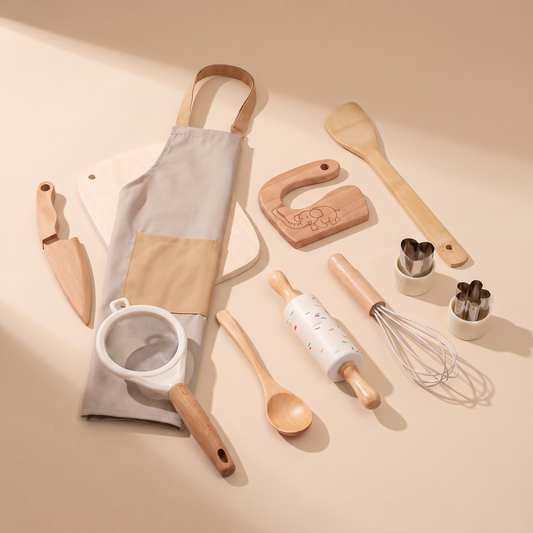Stufe Klein: Kinder-Küchenset aus Holz mit Schürze